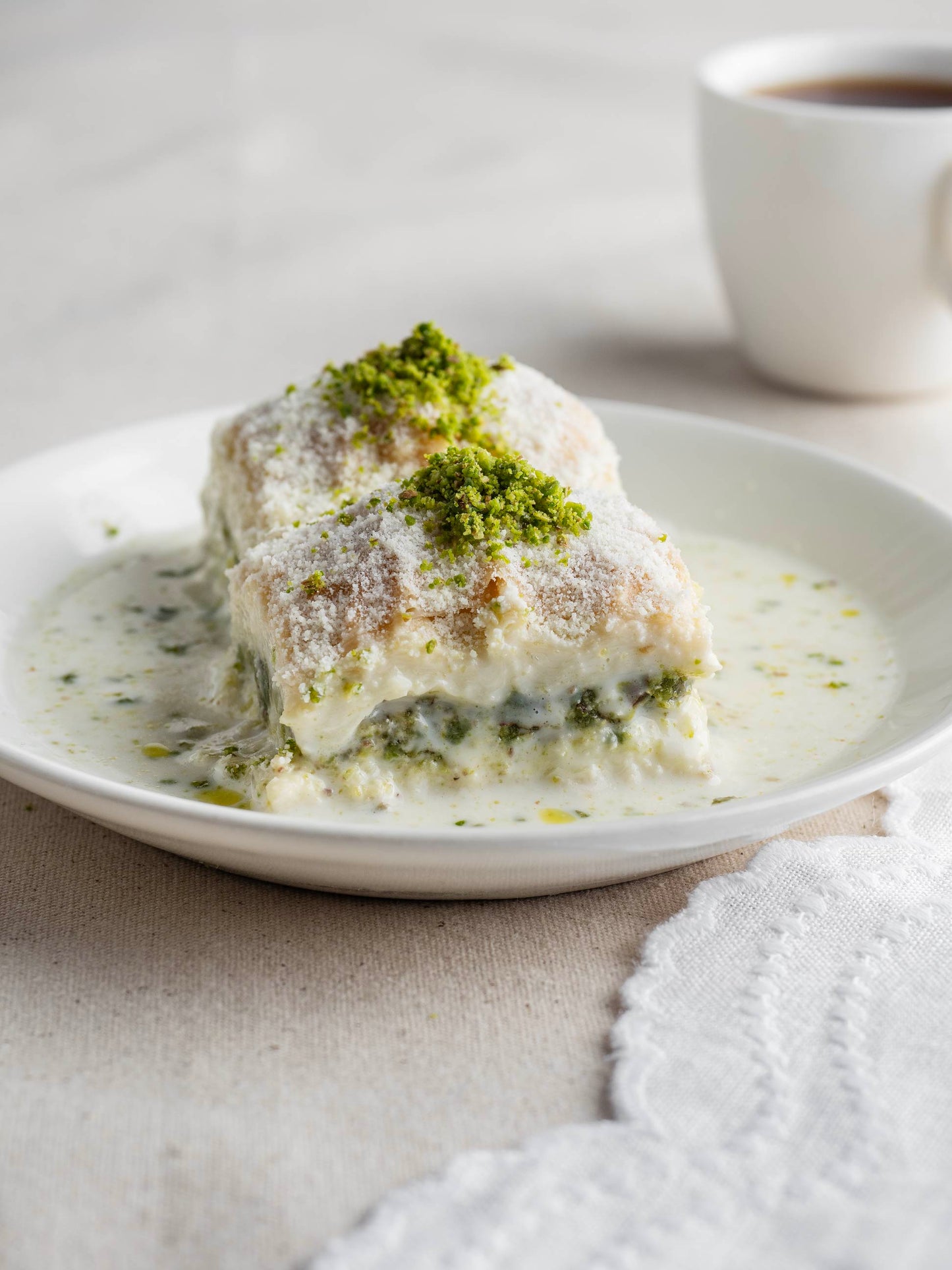 Fıstıklı beyaz çikolatalı soğuk baklava, sütlü modern tatlı, serinletici özel baklava, Babazade İstanbul