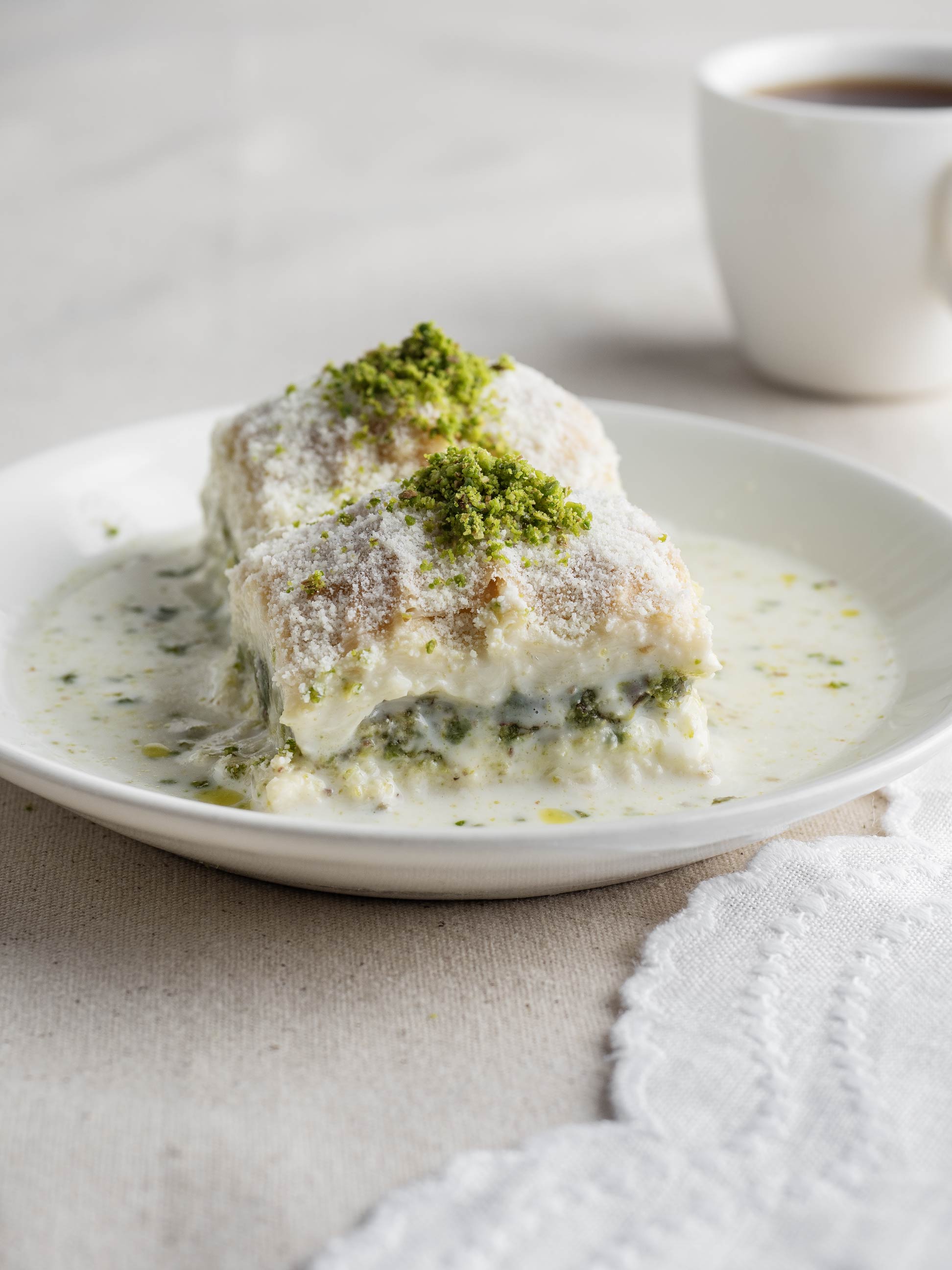 Fıstıklı beyaz çikolatalı soğuk baklava, sütlü modern tatlı, serinletici özel baklava, Babazade İstanbul