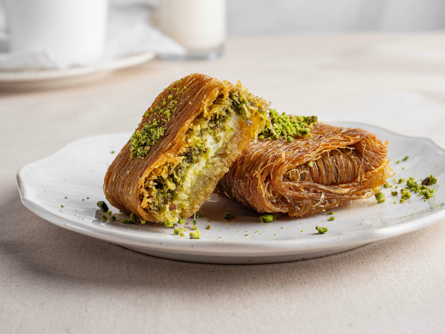 Fıstıklı kaymaklı bohça kadayıf, özel dolgulu tatlı, el yapımı şerbetli kadayıf, Babazade İstanbul