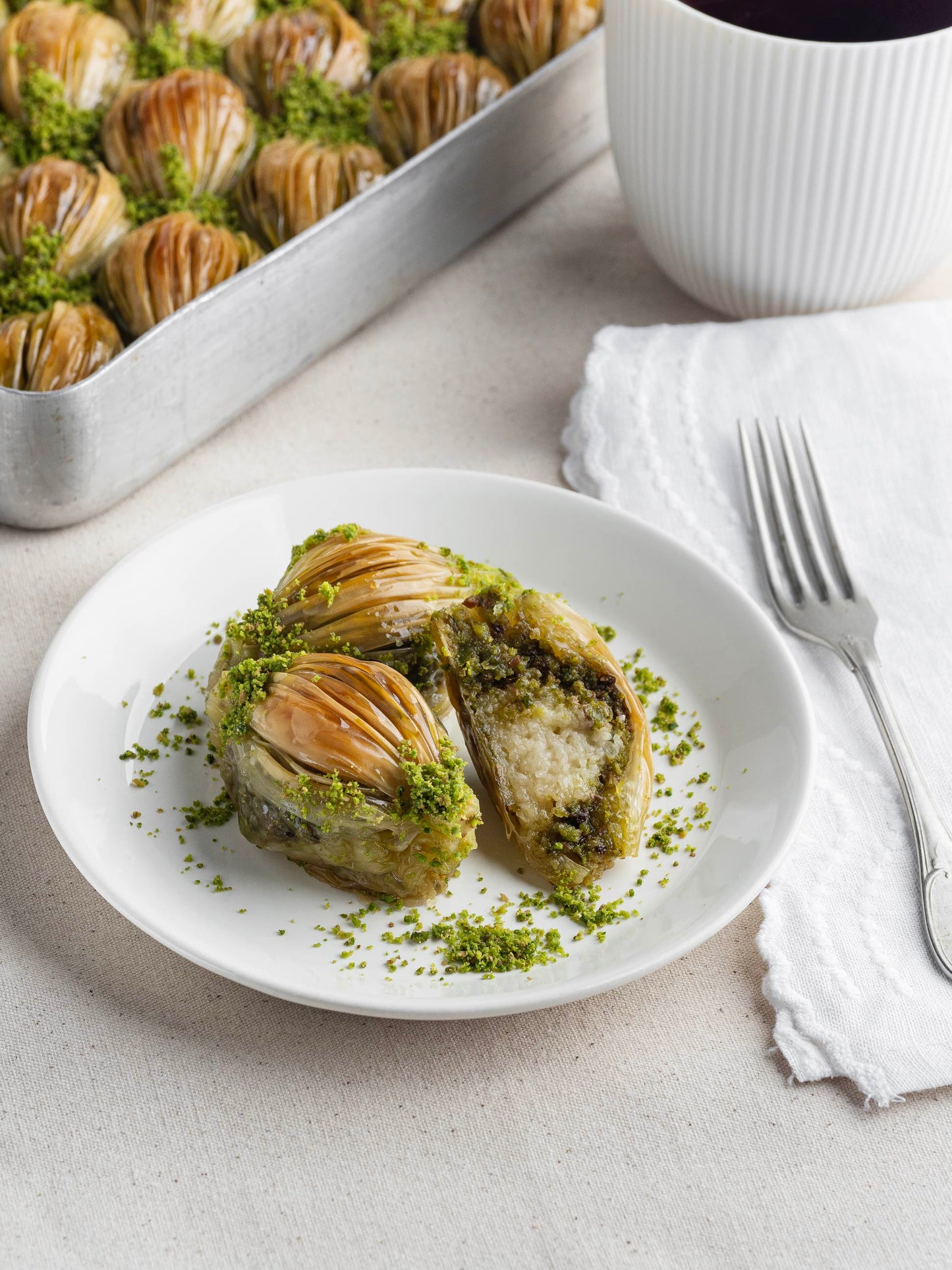Fıstıklı midye baklava, özel şekilli tatlı, el açması, Babazade İstanbul