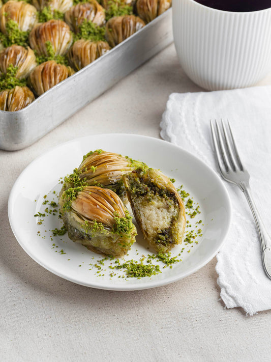 Fıstıklı midye baklava, özel şekilli tatlı, el açması, Babazade İstanbul