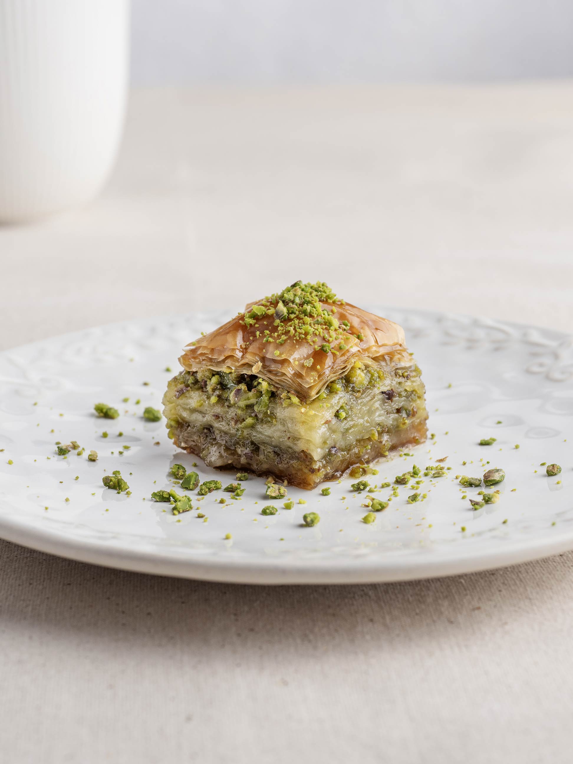 Vegan baklava, hayvansal ürün içermez, el açması bitkisel tatlı, Babazade İstanbul