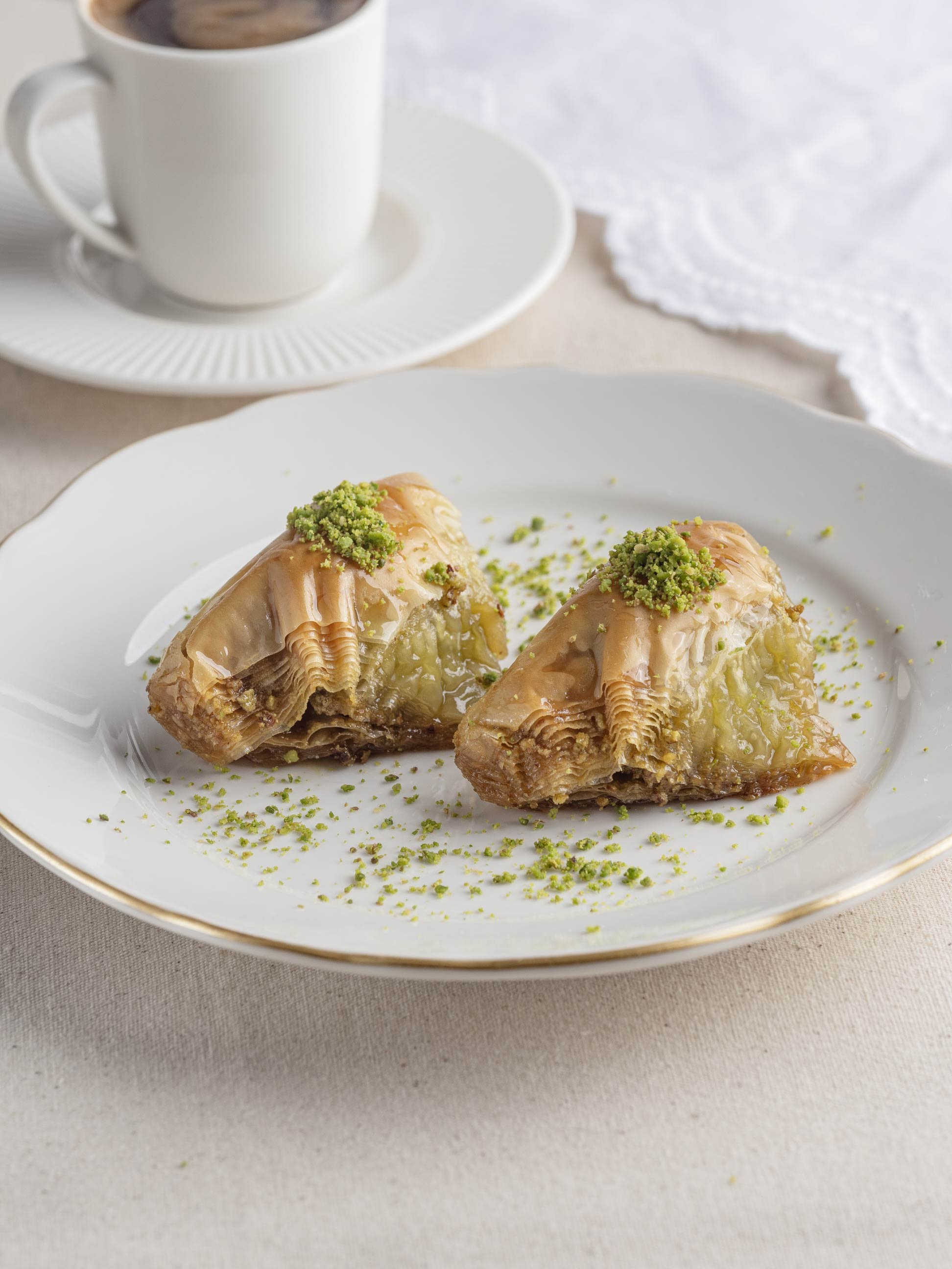 Fıstıklı kaymaklı şöbiyet baklava, el açması, kaymak dolgulu tatlı, Babazade İstanbul