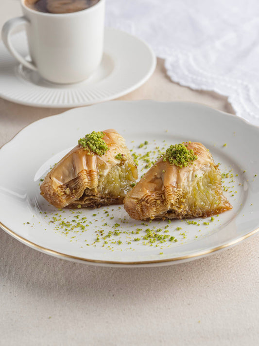 Fıstıklı kaymaklı şöbiyet baklava, el açması, kaymak dolgulu tatlı, Babazade İstanbul