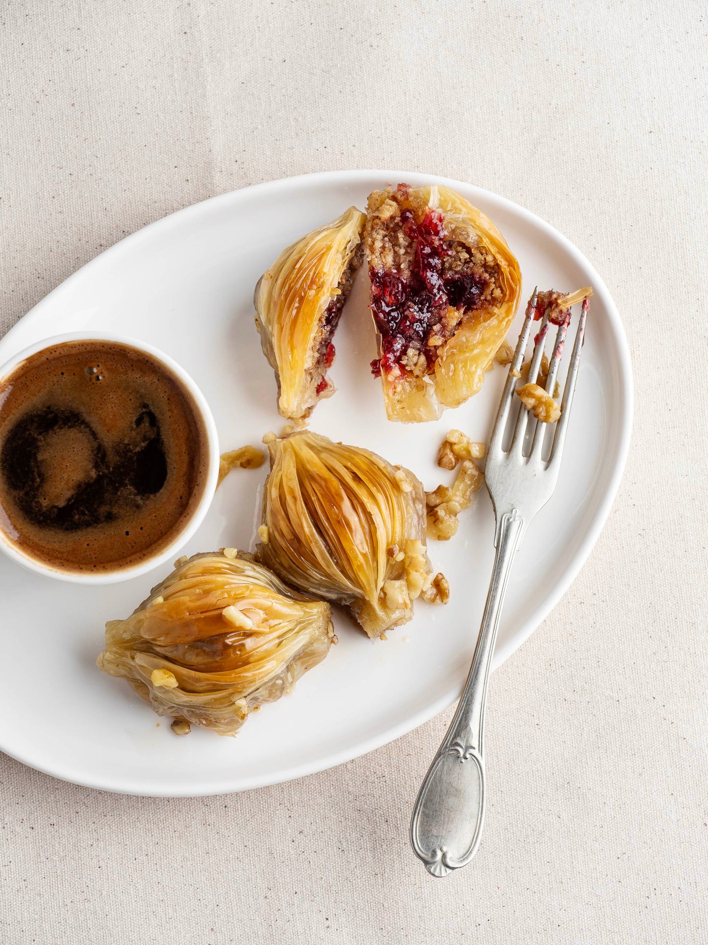 Frambuazlı cevizli midye baklava, el açması özel tatlı, meyveli ceviz dolgulu baklava, Babazade İstanbul
