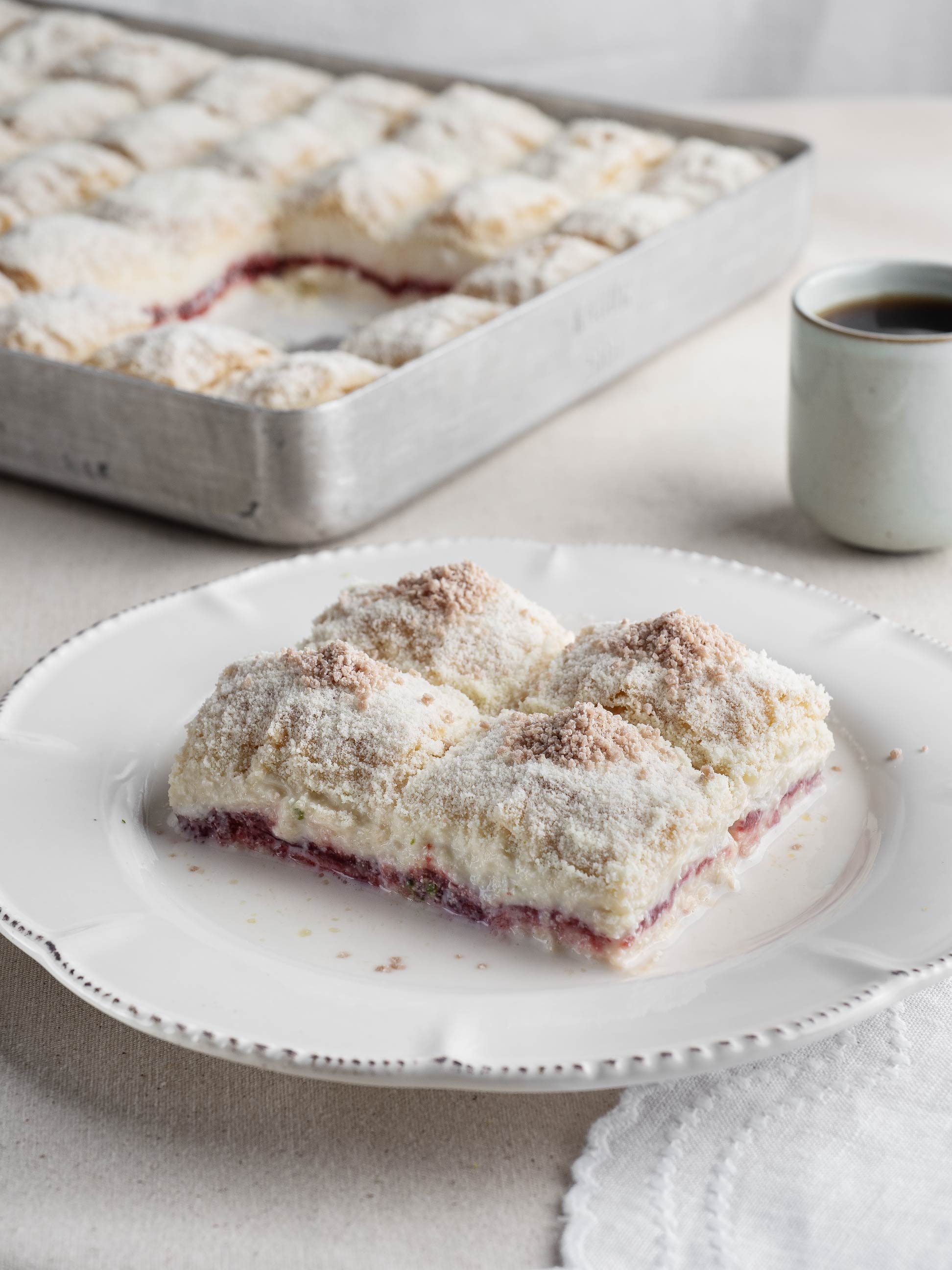 Orman meyveli soğuk baklava, sütlü meyveli tatlı, modern el yapımı yaz tatlısı, Babazade İstanbul