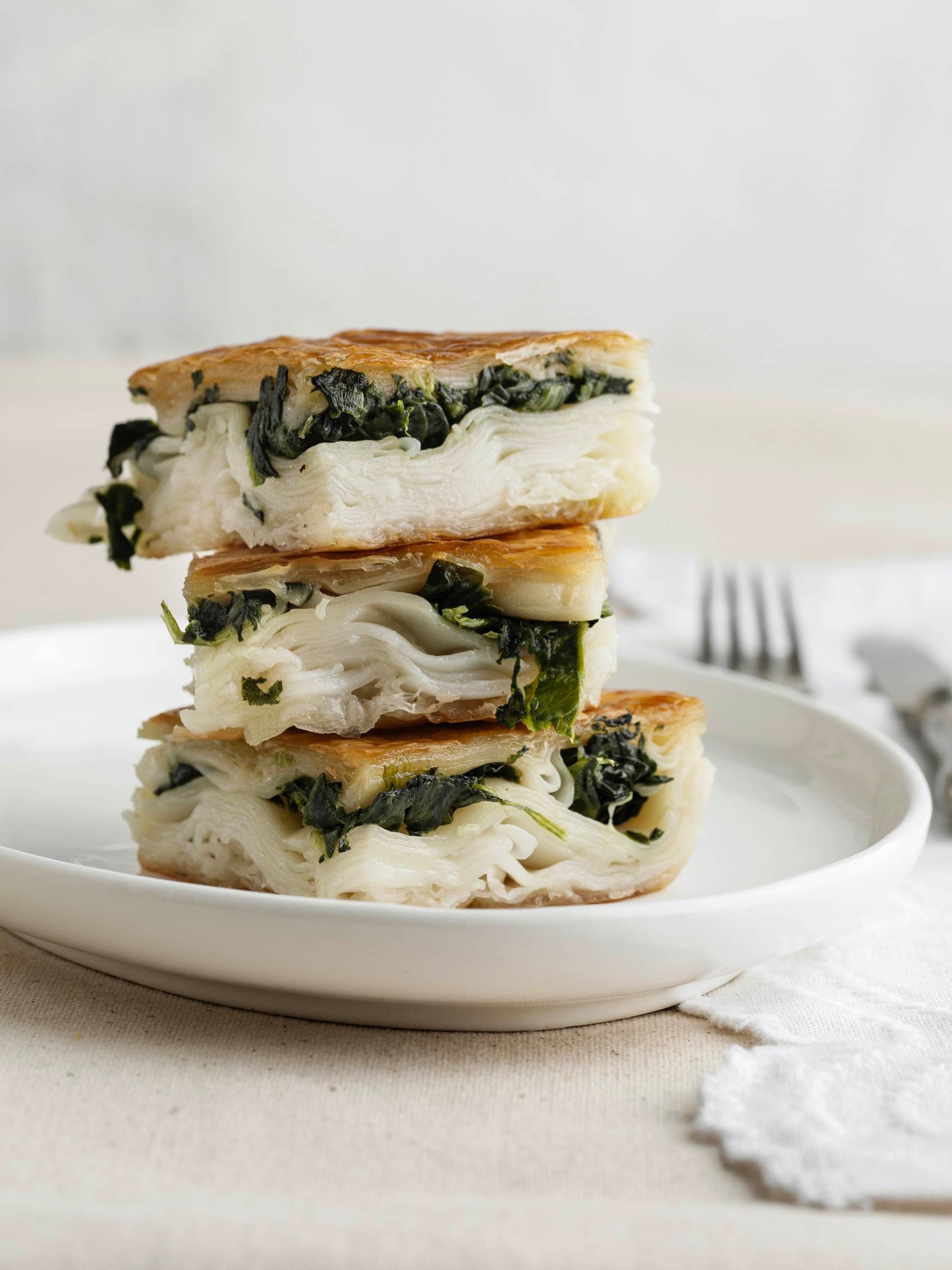 Vegan ıspanaklı su böreği, el açması bitkisel börek, hayvansal içermeyen tuzlu börek, Babazade İstanbul