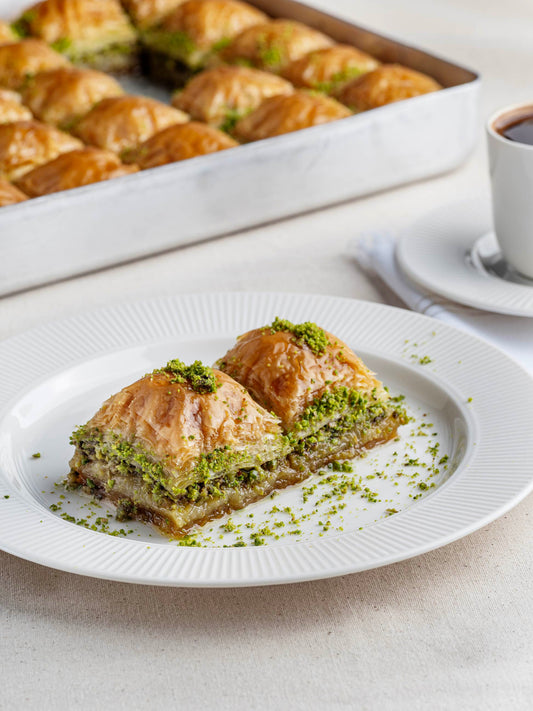 Fıstıklı özel kare baklava, el açması sade yağlı tatlı, gurme baklava sunumu, Babazade İstanbul