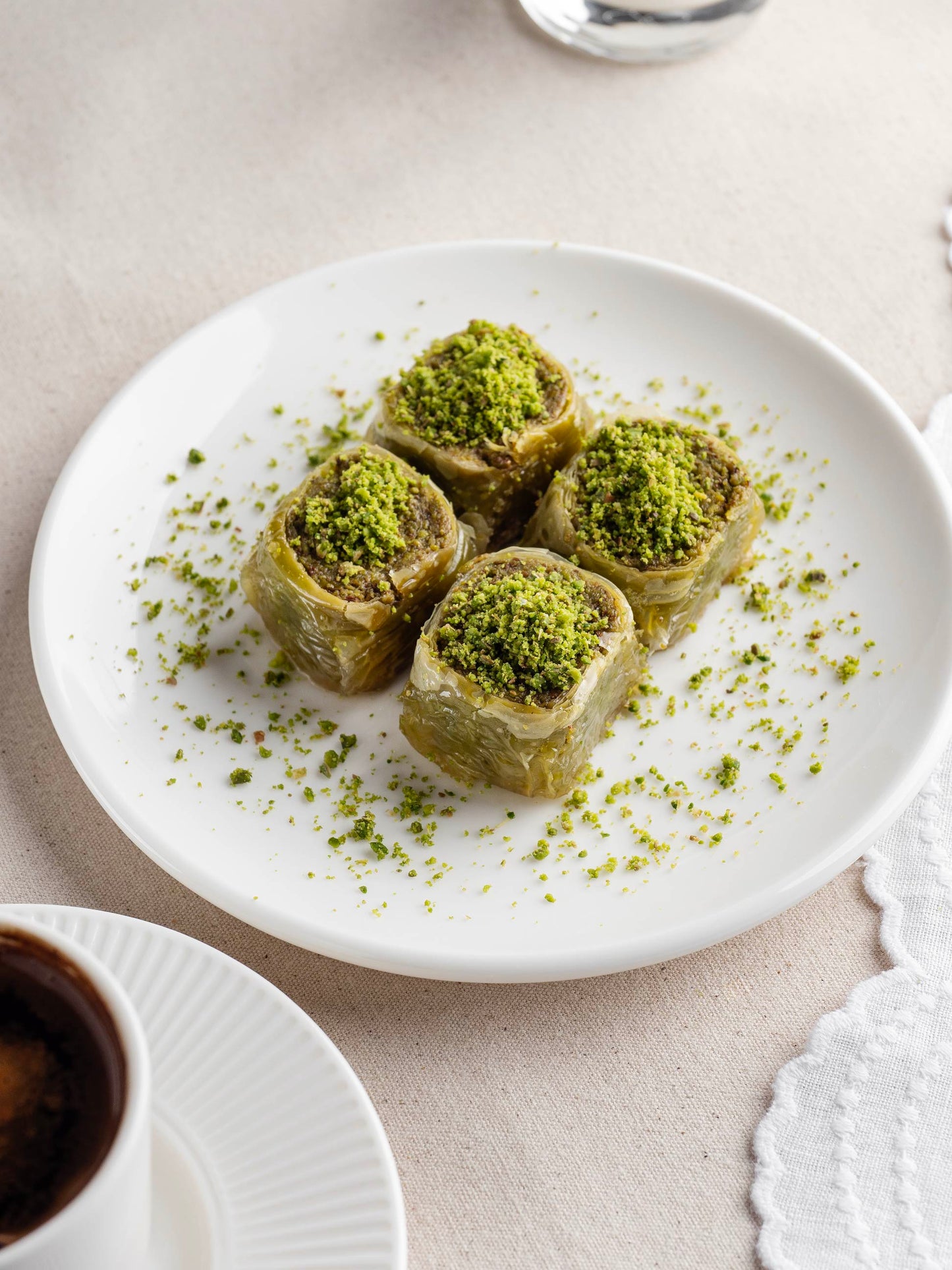 Fıstıklı saray sarma tatlısı, özel sunum baklava, Babazade İstanbul