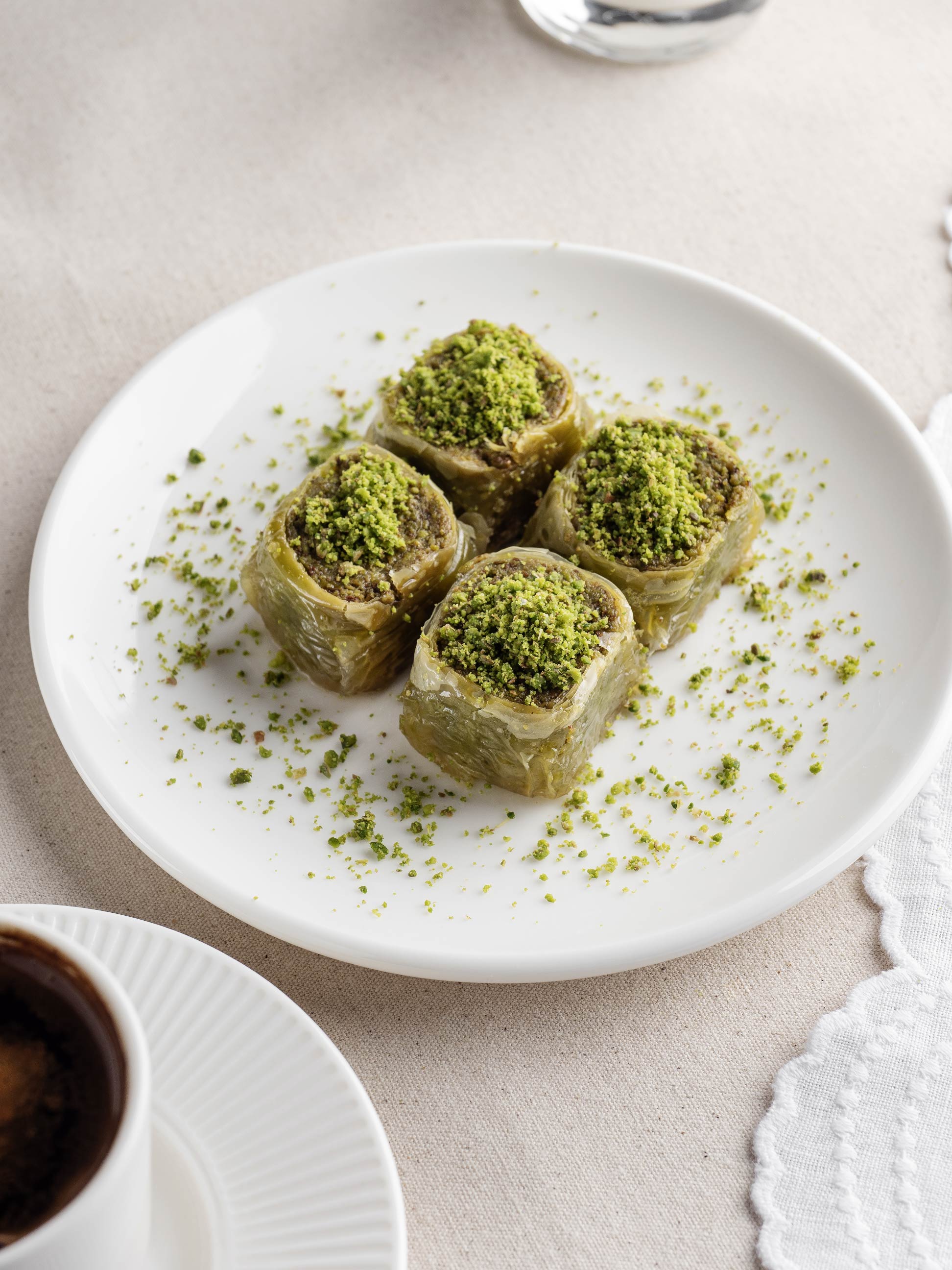 Fıstıklı saray sarma tatlısı, özel sunum baklava, Babazade İstanbul