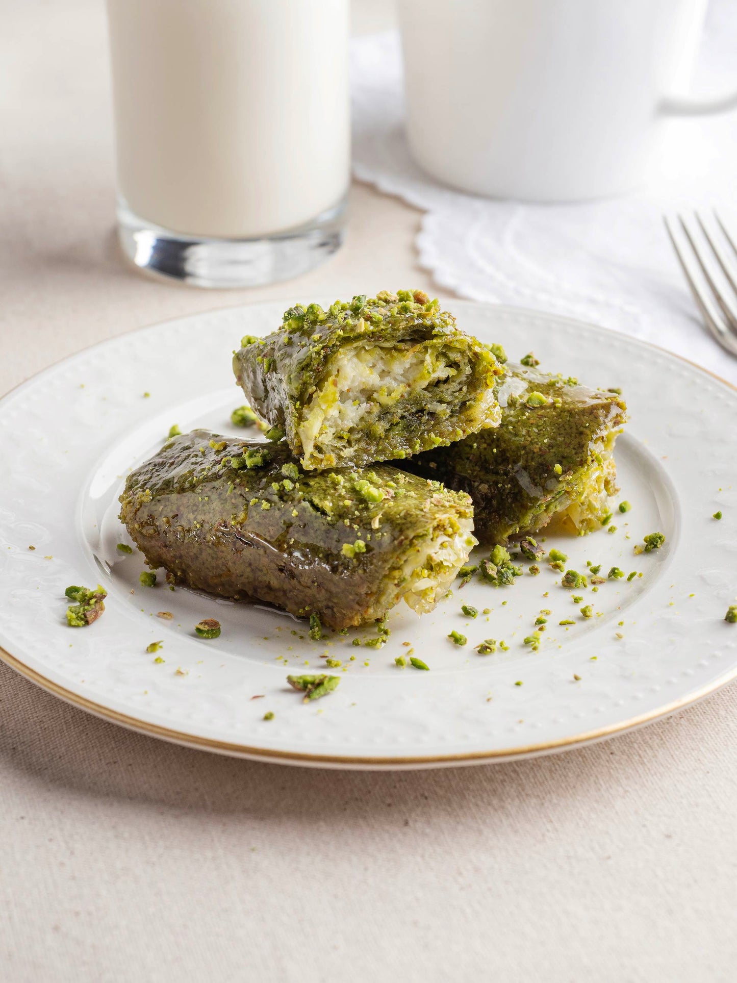 Fıstıklı yaprak şöbiyet, ince katlı el yapımı tatlı, hafif şerbetli şöbiyet, Babazade İstanbul