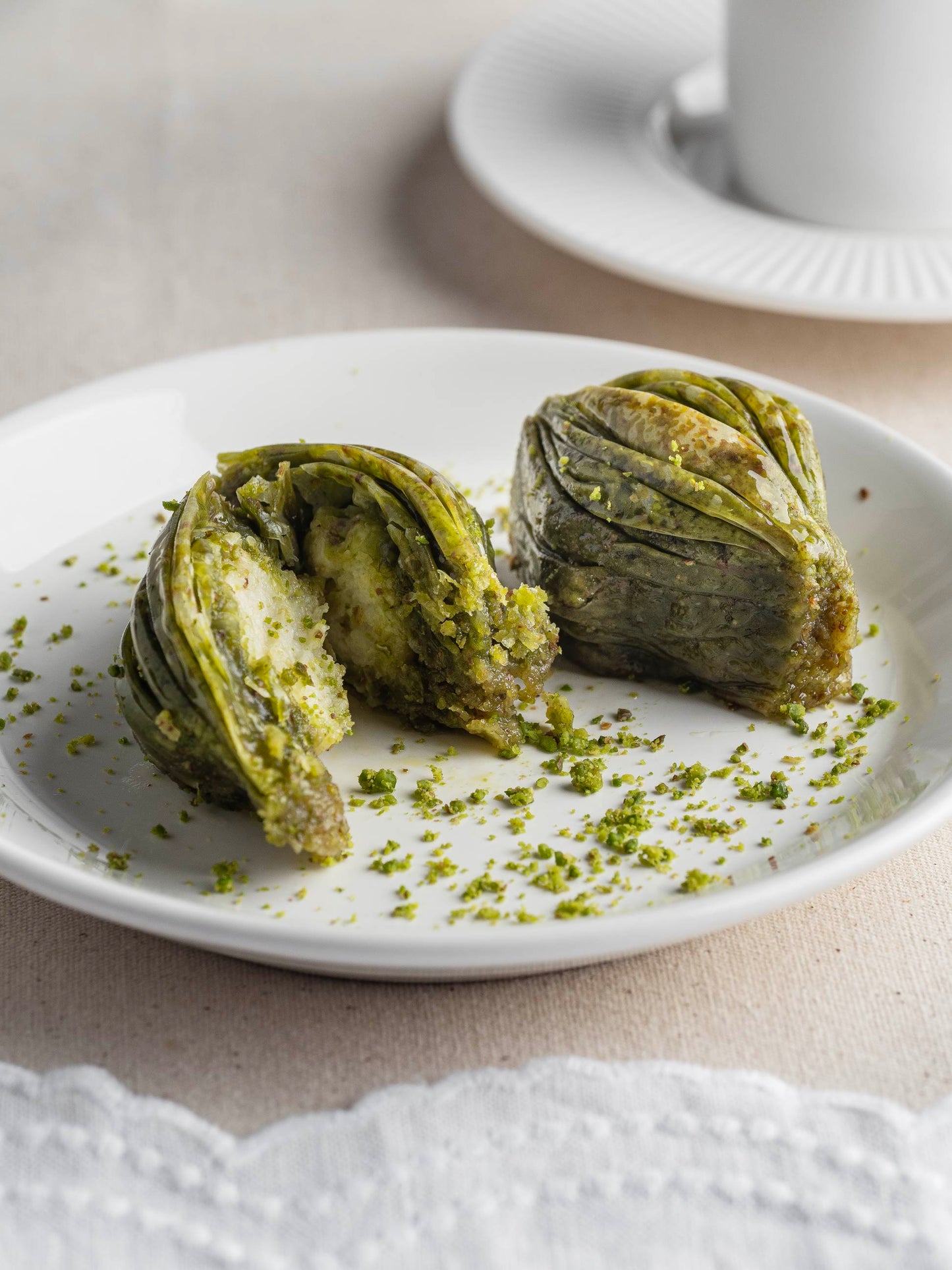 Fıstıklı yeşil midye baklava, premium el açması tatlı, canlı yeşil baklava, Babazade İstanbul