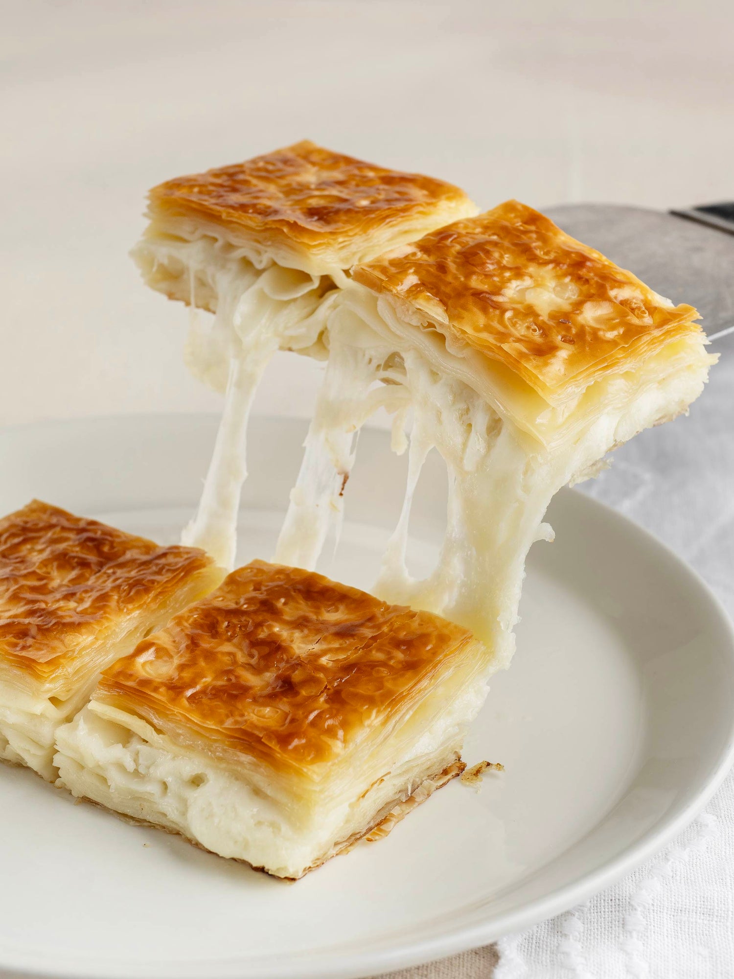 El açması su böreği, taş fırında pişmiş klasik ve vegan börek çeşitleri – Babazade İstanbul