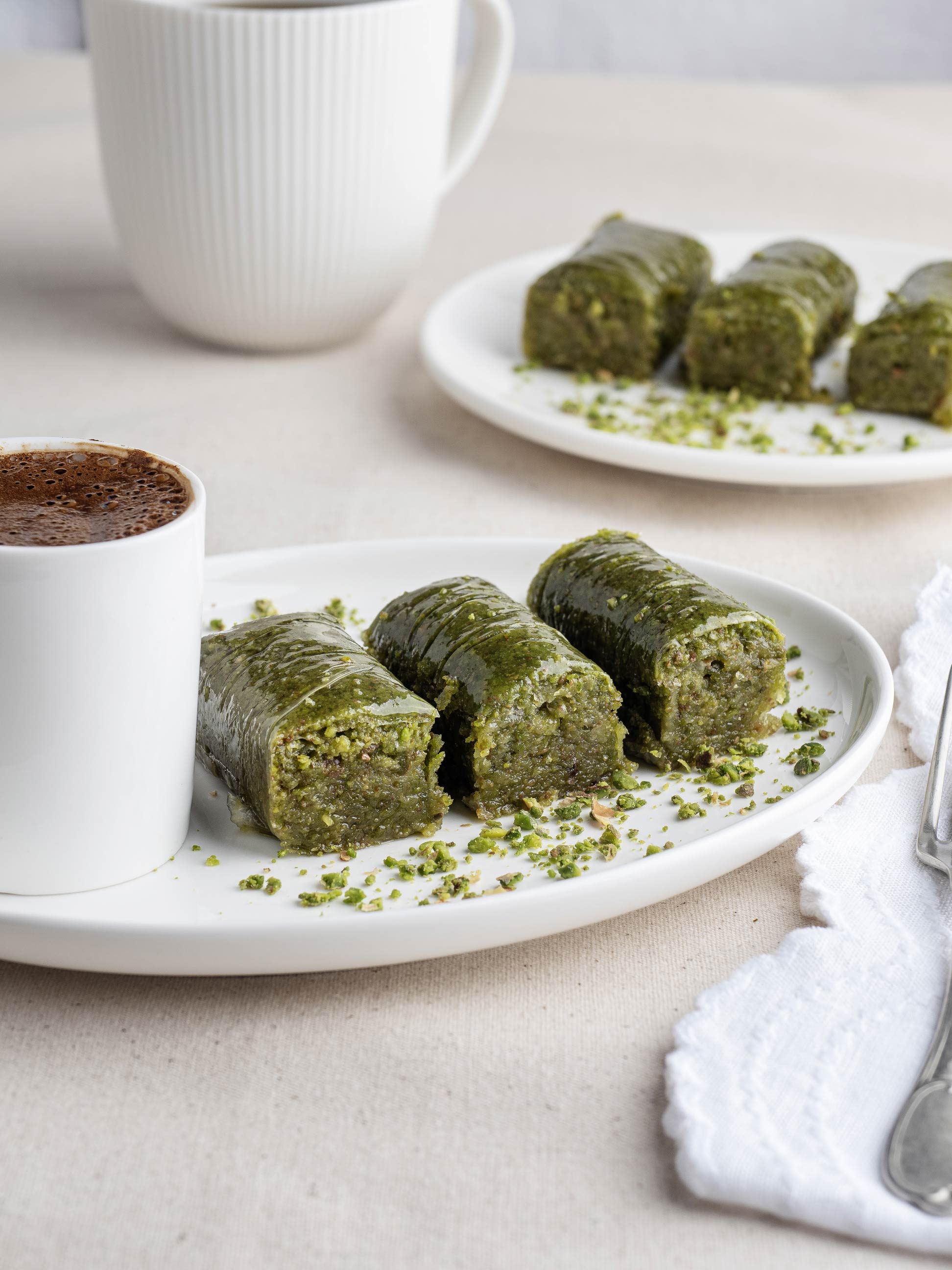 Fıstıklı dolama tatlısı, el açması yoğun fıstıklı şerbetli tatlı, Babazade İstanbul
