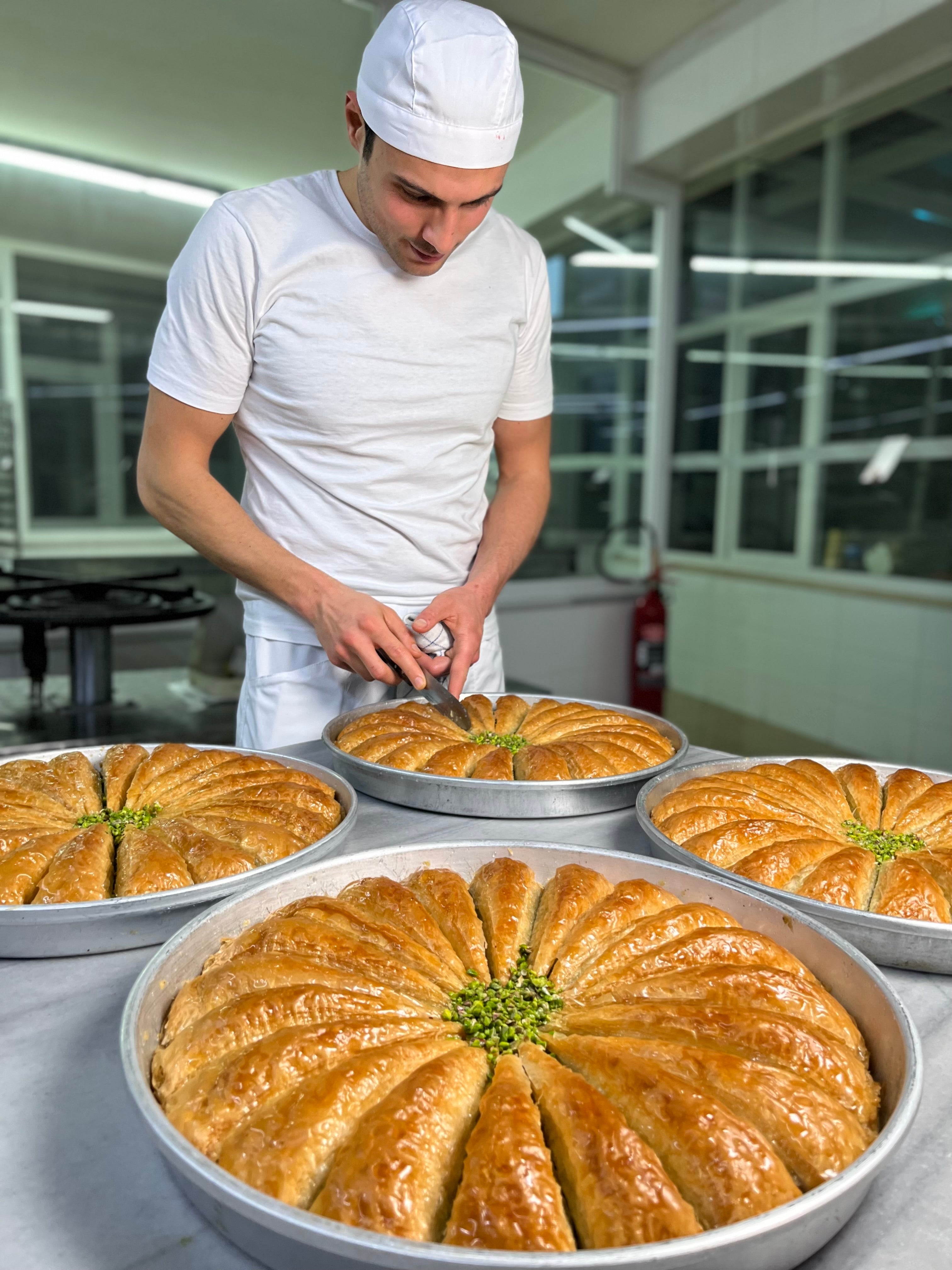 Videoyu yükle: Artisan baklava production at Babazade Baklava – handmade, layered, and baked with pure ghee